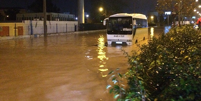 İzmir sağanak yağışa teslim oldu