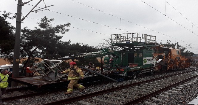 Florya’da banliyö hattında test sürüşü yapan iki demiryolu aracı çarpıştı