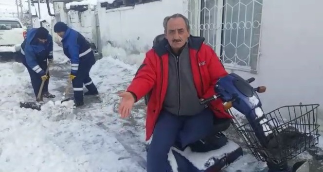 Belediye engelli vatandaşın evinin önündeki yolu kar ve buzdan arındırdı