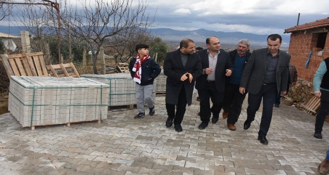 Alaşehir Belediyesi’nden Delemenler Mahallesine kilit parke taşı