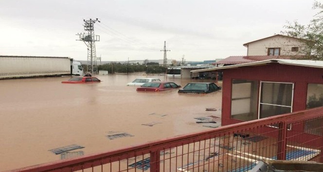 Manisa ve İzmir’i sel vurdu, İzmir-İstanbul yolu kapanmak üzere
