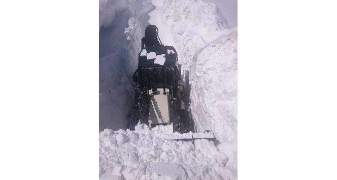 Van’da kar kalınlığının 3 metreyi aştığı bölgede çalışma