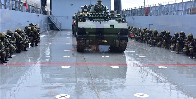 Deniz Kuvvetlerinden Ege Denizi'nde nefes kesen tatbikat