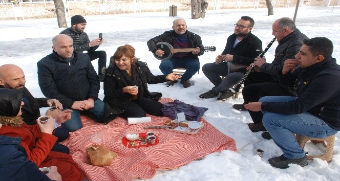 Kar üstüne örtü serip piknik yaptılar