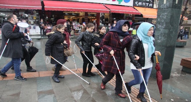 Antalya’da beyaz bastonlu bireyler farkındalık için yürüdü