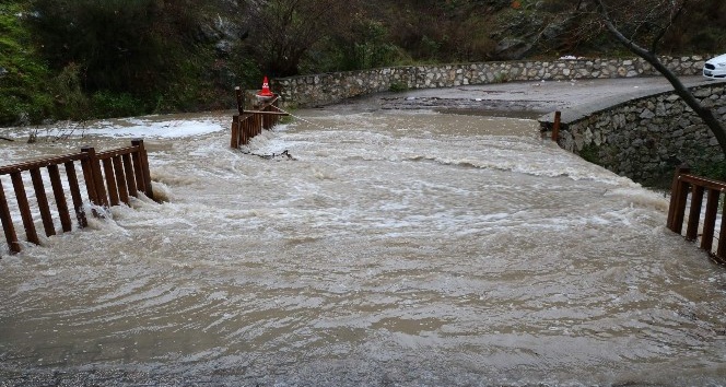 Sel suları köprüyü aştı, görenler hatıra fotoğrafı çekildi