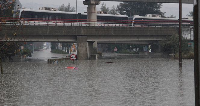 İzmir’de yoğun yağış aracı suya gömdü