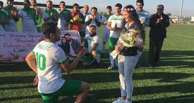 Futbolcudan kız arkadaşına sahada sürpriz evlenme teklifi