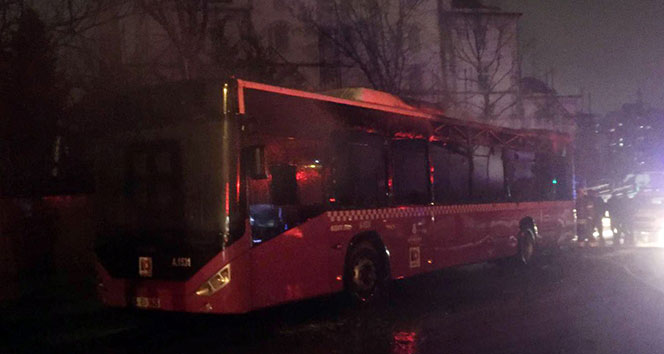 Küçükçekmece’de park halindeki halk otobüsü alev alev yandı