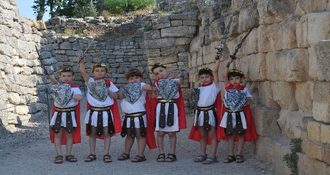 Troya için çocuklar oyuncu, anneleri ayakkabı ustası oldu