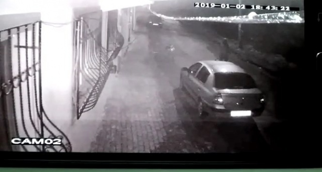 Mahalleyi sokağa döken ve polisi peşine takan hırsız güvenlik kamerasında
