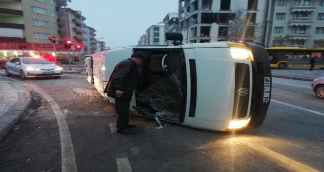 Malatya’da minibüsler çarpıştı: 2 yaralı
