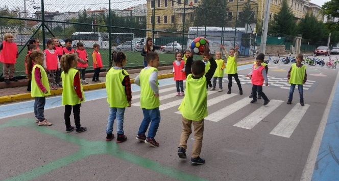 Oyun sokağında çocuklar güvende