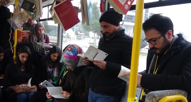 ‘Okumayı’ otobüste kitap okuyarak teşvik ettiler