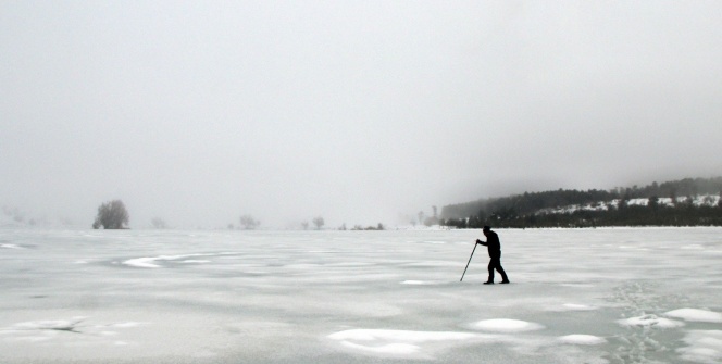 Uludağ'ın eteğinde muhteşem güzellik... Buz tutan göletin üzerinde metrelerce yürüdü