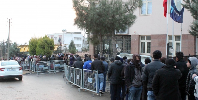 Gecedden sıraya girdiler |uzun kuyruklar oluştu
