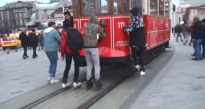 Patenli gençlerin tehlikeli tramvay yolculuğu