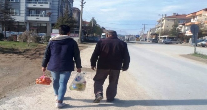 Meslek Lisesi öğrencileri yaşlıların Pazar çantasını taşıyor