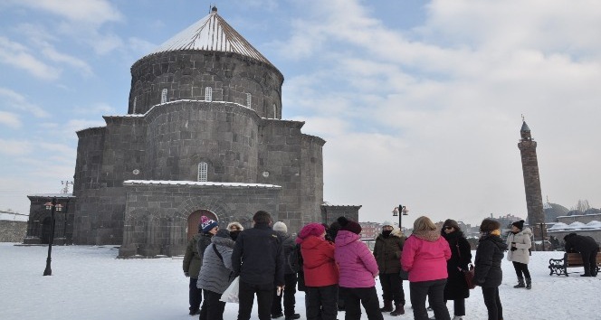 Kars Kümbet Cami ziyaretçi akınına uğruyor