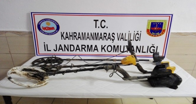 Dedektörle kaçak kazıya jandarma operasyonu