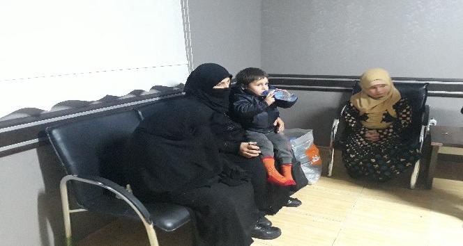Araçta mahsur kalan Suriyeli sığınmacılar kurtarıldı