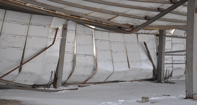Yüksekova’da kar ağırlığına dayanamayan çatı çöktü