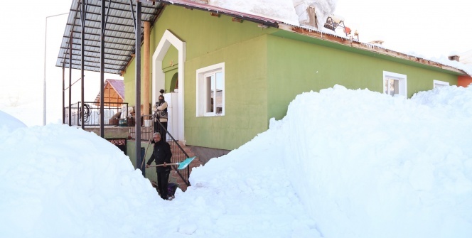 Tunceli'de bir ilçe kar nedeniyle görünmez oldu