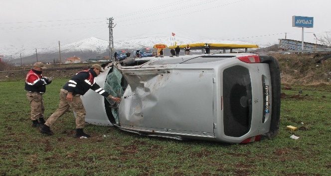 Elazığ’da otomobil tarlaya uçtu: 4 yaralı