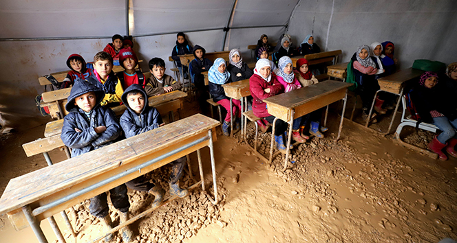 Suriye&#039;de çocukların yüzü çizmelerle güldü