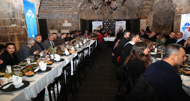 Gaziantep eğitim camiası HKÜ’nün akşam yemeğinde buluştu