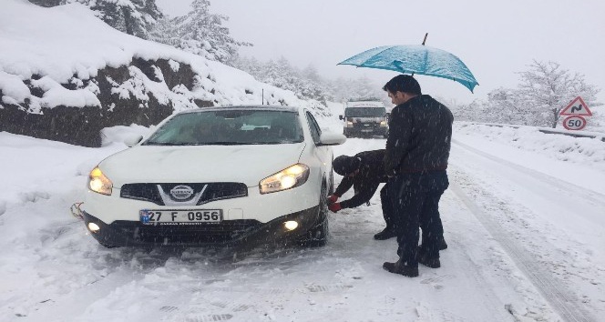 Kar ile kaplanan yollar sürücülere zor anlar yaşatıyor