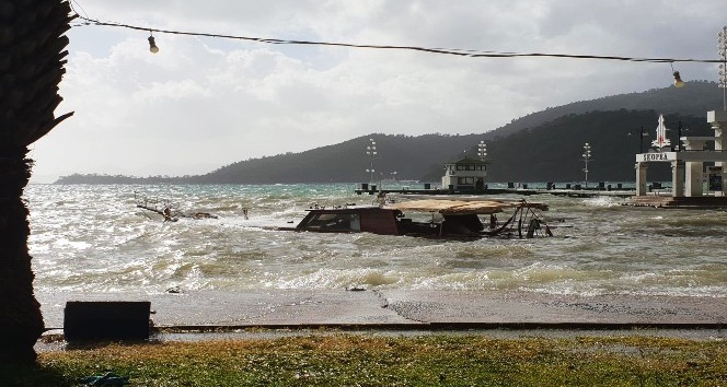 Göcek’te gezi teknesi battı