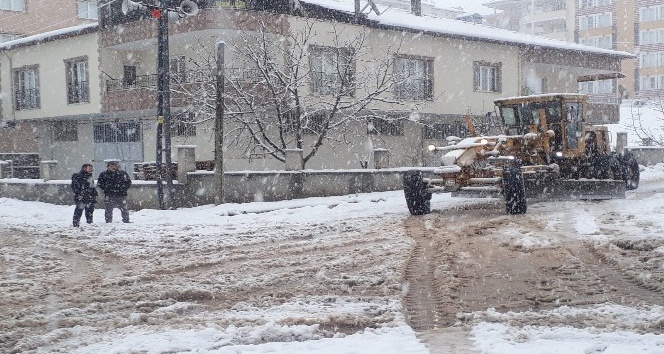 Gölbaşı Belediyesi ekipleri karla mücadelesini sürdürüyor