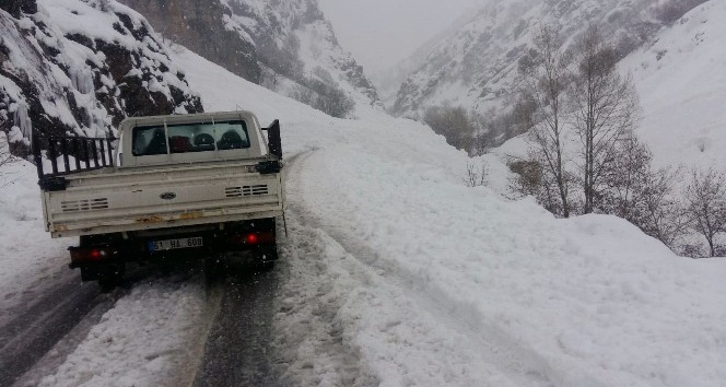 Tunceli-Erzincan karayolu çığ nedeniyle ulaşıma kapandı