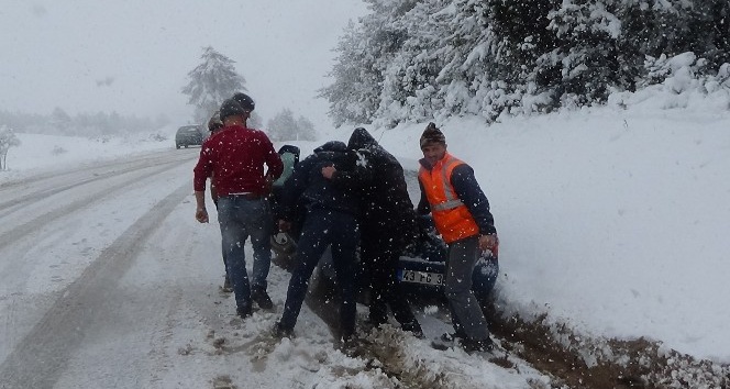 Emet-Tavşanlı Karayolu’nda yoğun kar yağışı, araçlar yollarda kaldı