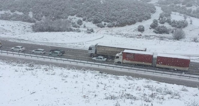 İzmir-Ankara yolu kar nedeniyle trafiğe kapandı