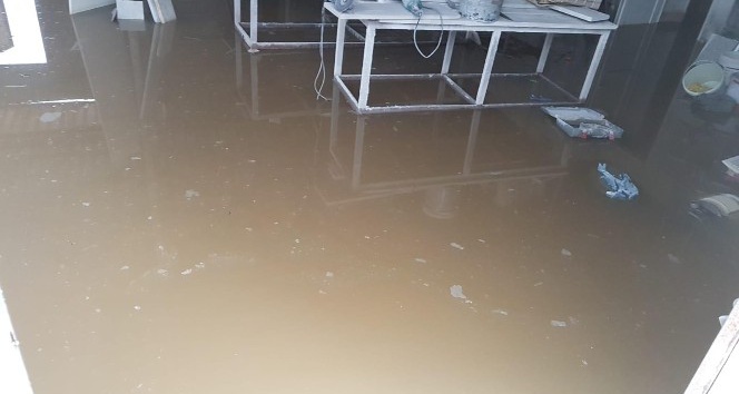 Alanya’da aşırı yağış nedeniyle mermer dükkanını su bastı