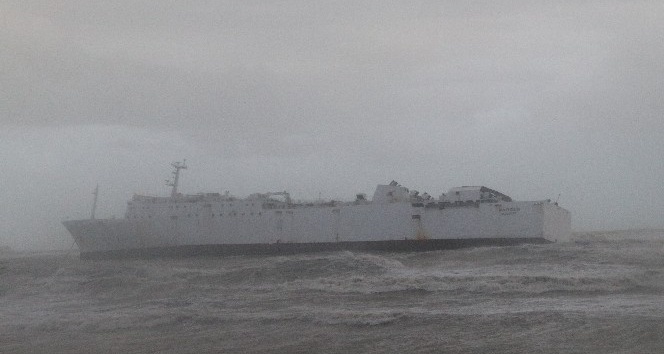 Mersin’de ticari gemi fırtınadan dolayı karaya oturdu