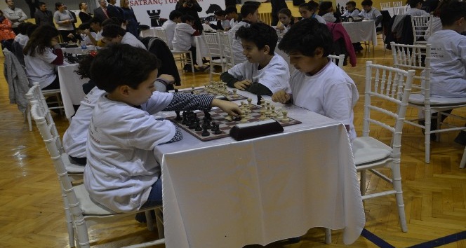 Aliağa’da geleneksel satranç turnuvasında kıyasıya mücadele
