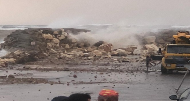 Antalya’da fırtına balıkçıları da vurdu, balıkçılar tekneleri kurtarma telaşına düştü