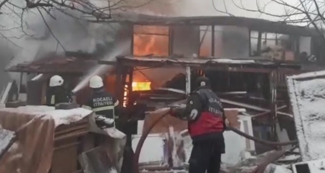 Karamürsel’de ahşap bina alev alev yandı