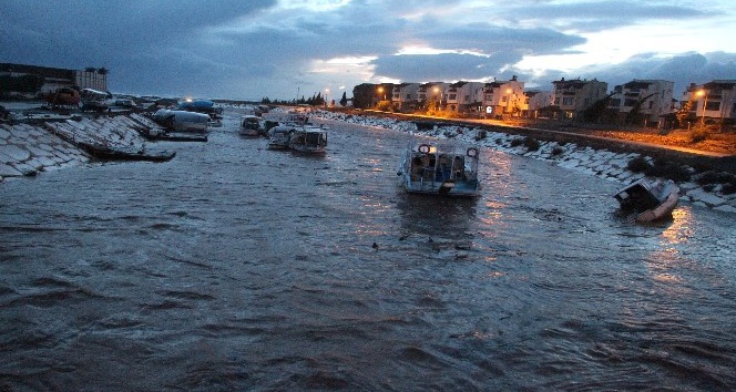Antalya Kumluca’da fırtına sera yıktı, tekne batırdı