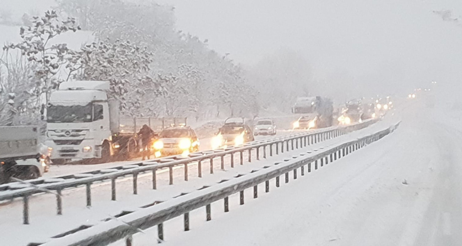 Karadeniz&#039;i İstanbul&#039;a bağlayan yol kardan kapandı