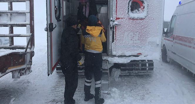 Yolda mahsur kalan aile paletli kar ambulansı ile kurtarıldı