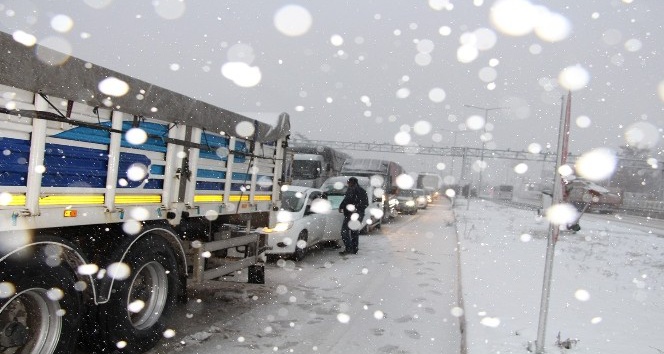 İzmir-Ankara karayolu 5 saattir ulaşıma kapalı