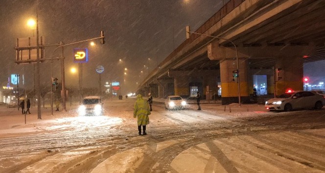 Afyonkarahisar’da bağlantı yolları kar ve tipi nedeniyle kapandı