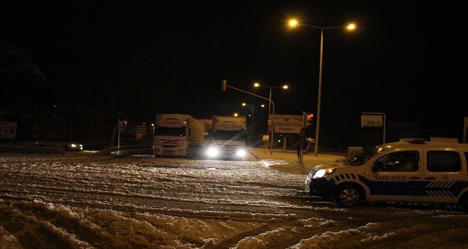 İzmir-Ankara D300 karayolu 7 saatte trafiğe açıldı