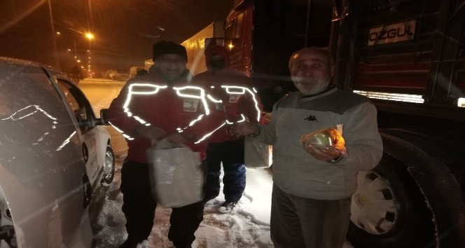 Türk Kızılayı yolda kalan tır şoförlerine kumanya dağıttı