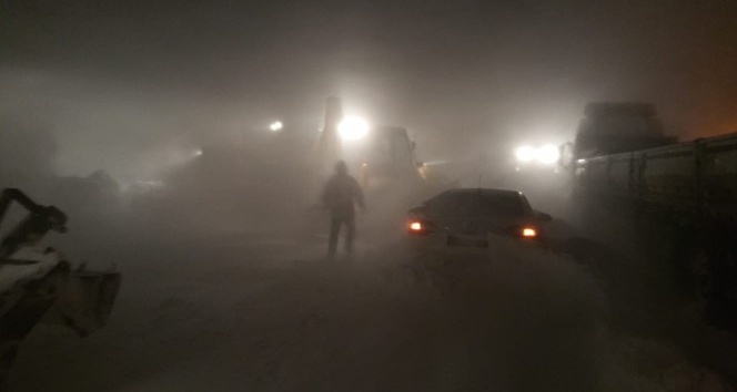 Kar ve tipinin ulaşıma kapadığı Erzurum - Bingöl Karayolunda mahsur kalanlar kurtarıldı