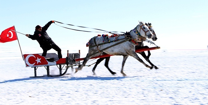 Çıldır Gölü’nde buzlarla görsel şölen
